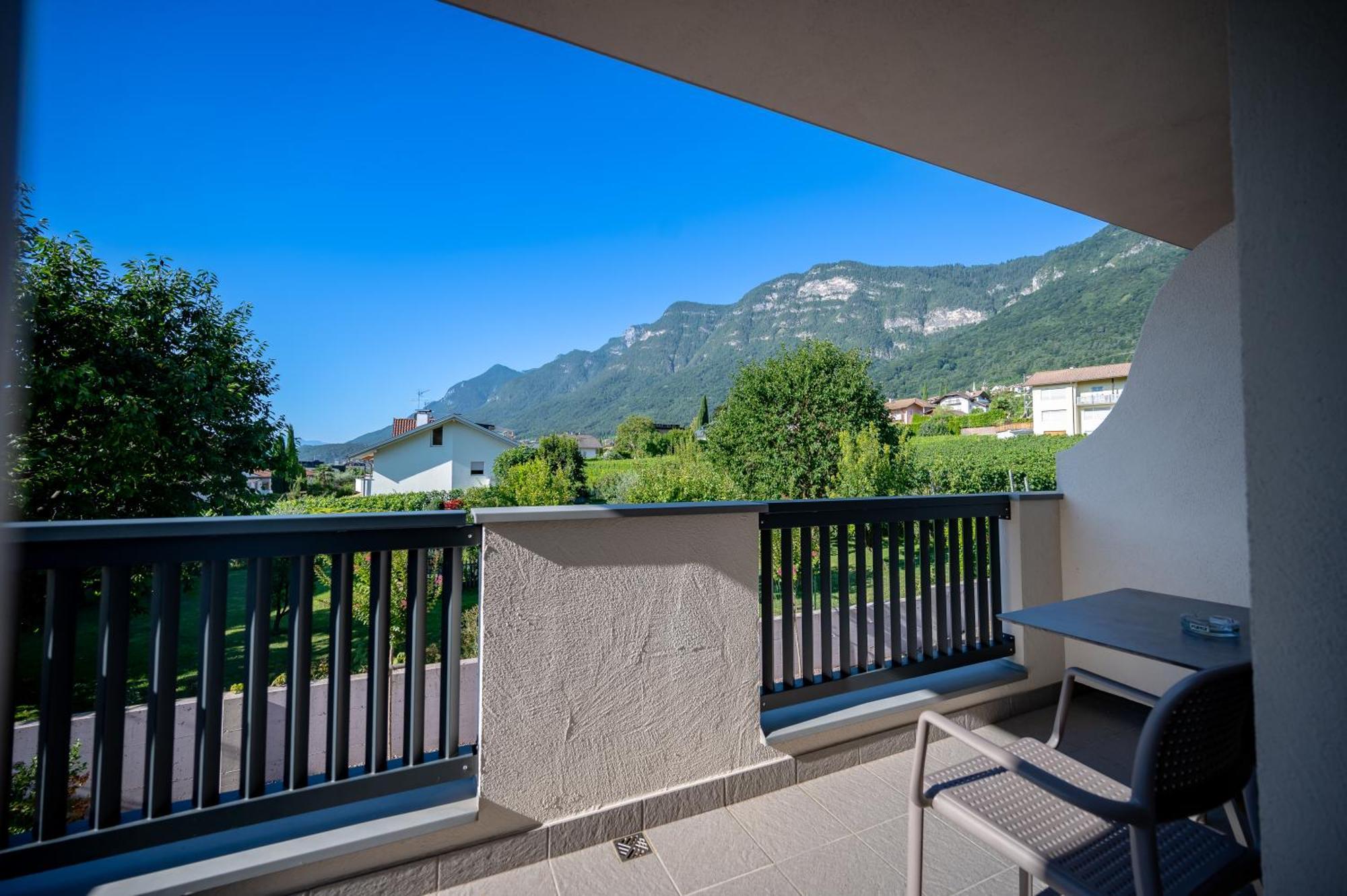 Garni Hotel Peterlinhof Caldaro Ngoại thất bức ảnh